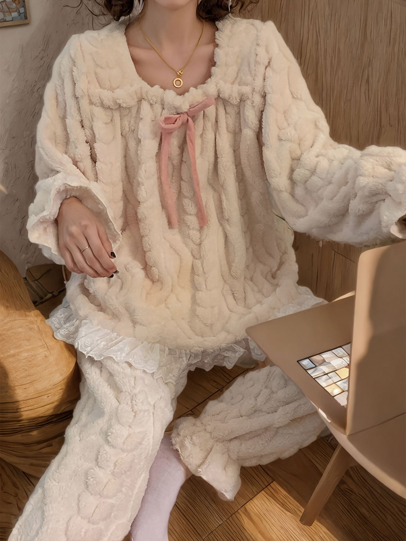 Damen Schlafanzug Flauschig Beige Rüschen Zopfmuster