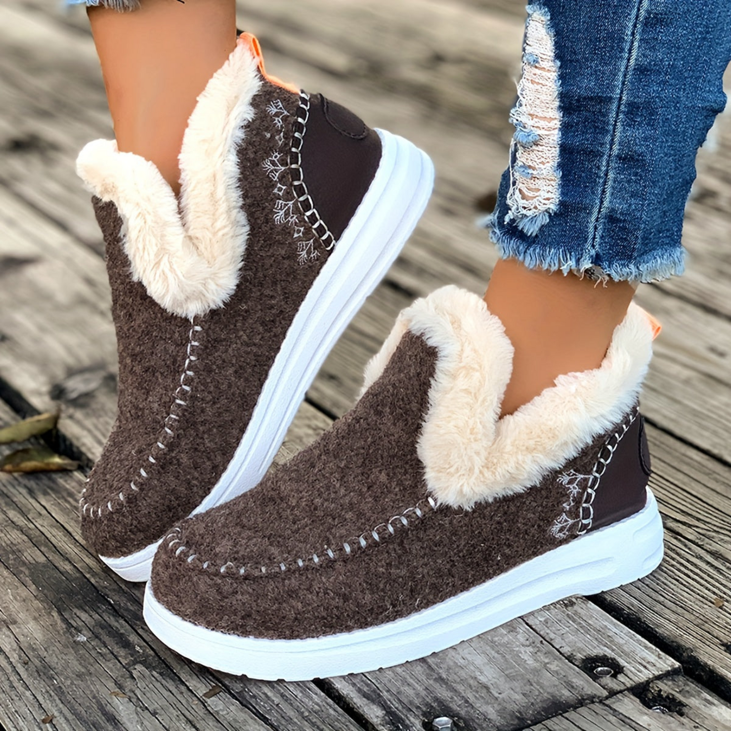 Women's warm slippers with faux fur lining & embroidery