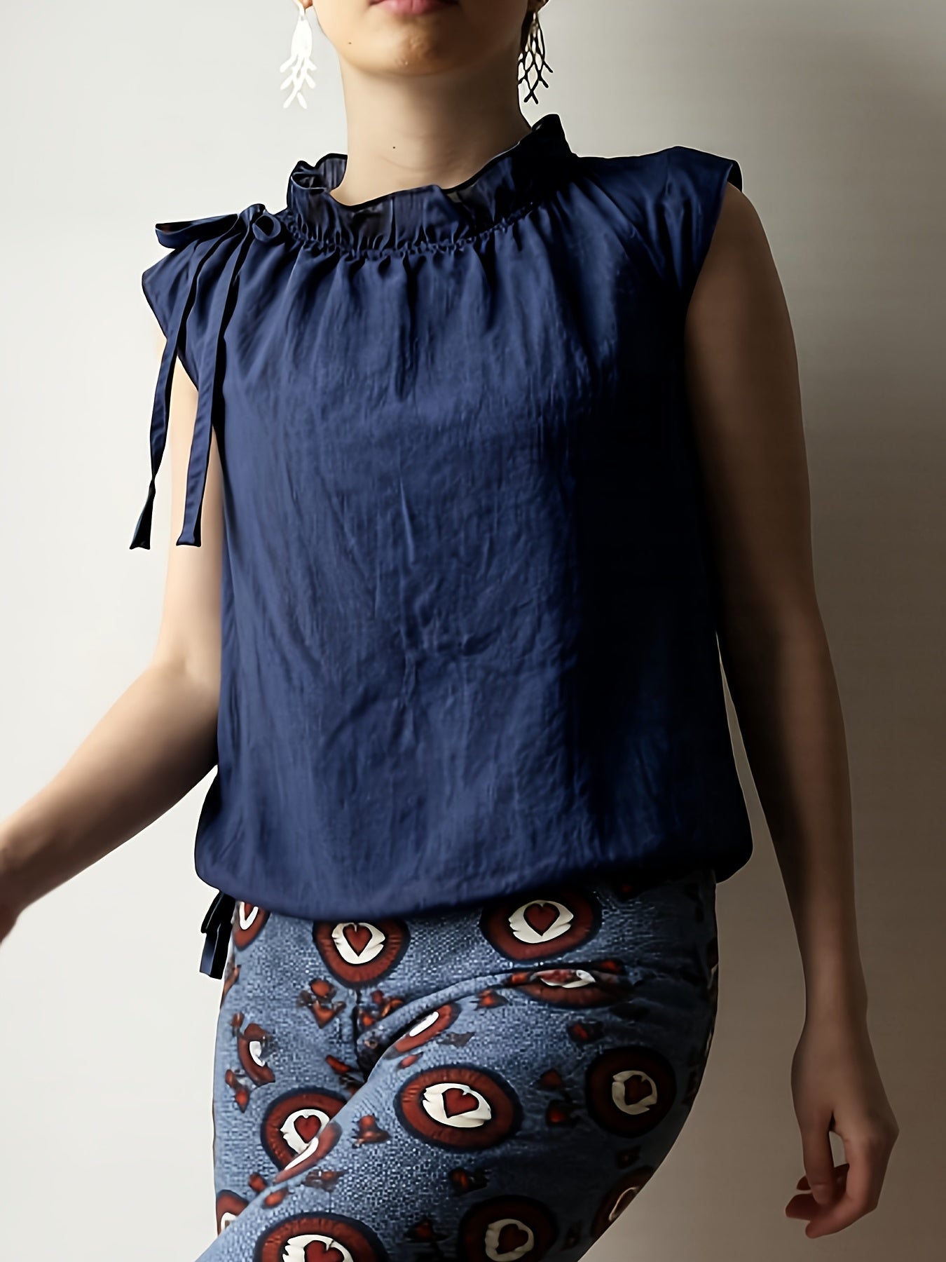 Damen ärmellose Bluse mit Rüschenkragen und Schleifendetail – Modische Büro- und Freizeitbluse