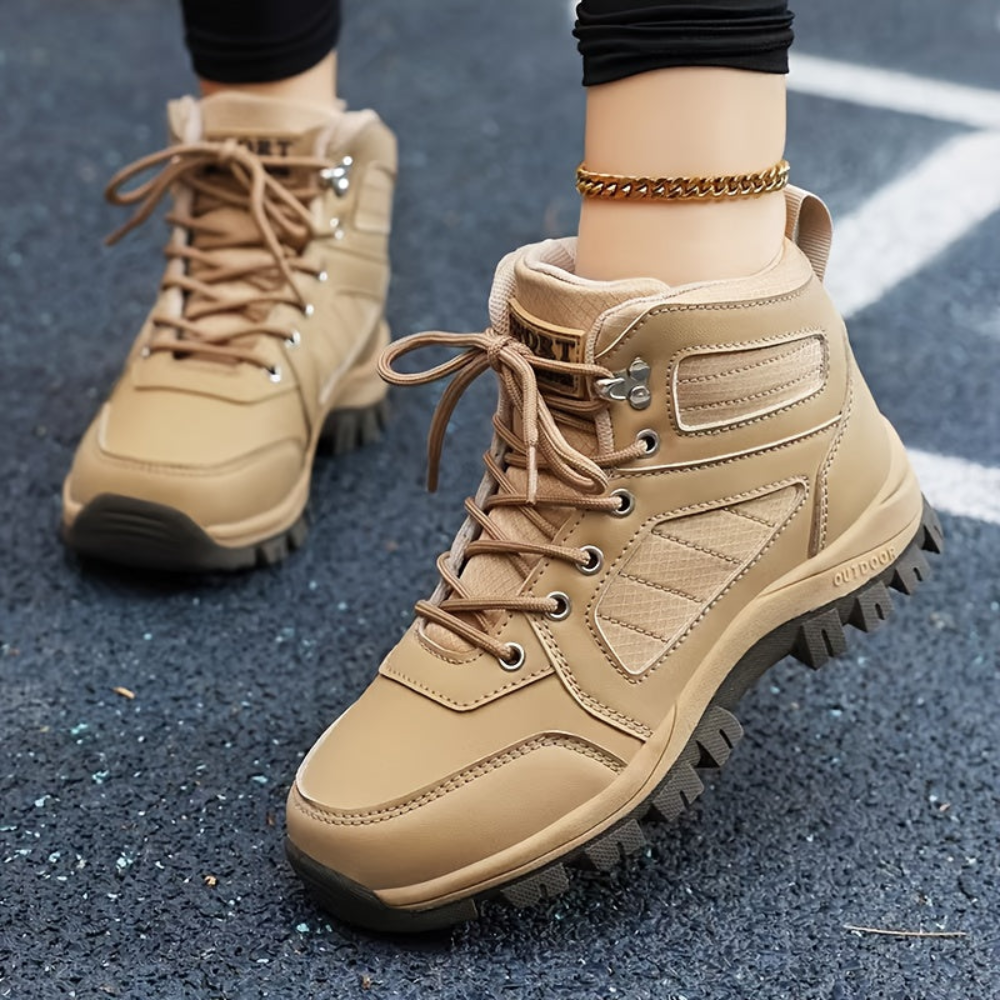 Unisex outdoor shoe with laces and a treaded sole