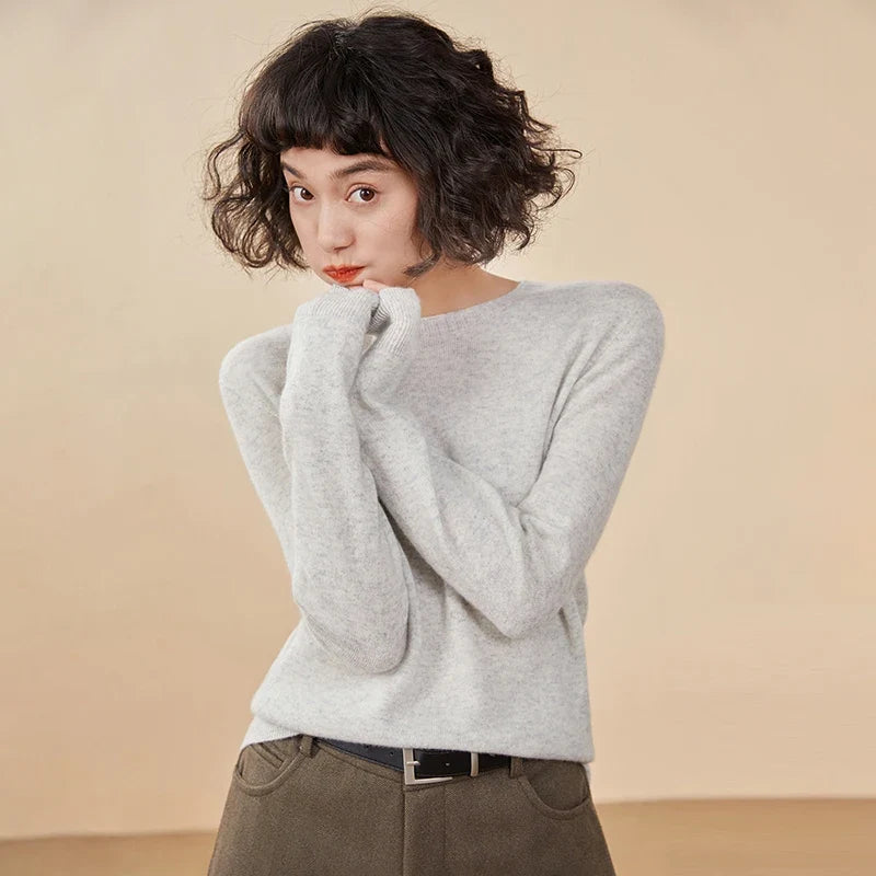 Women's crew-neck sweater, long sleeves, soft material