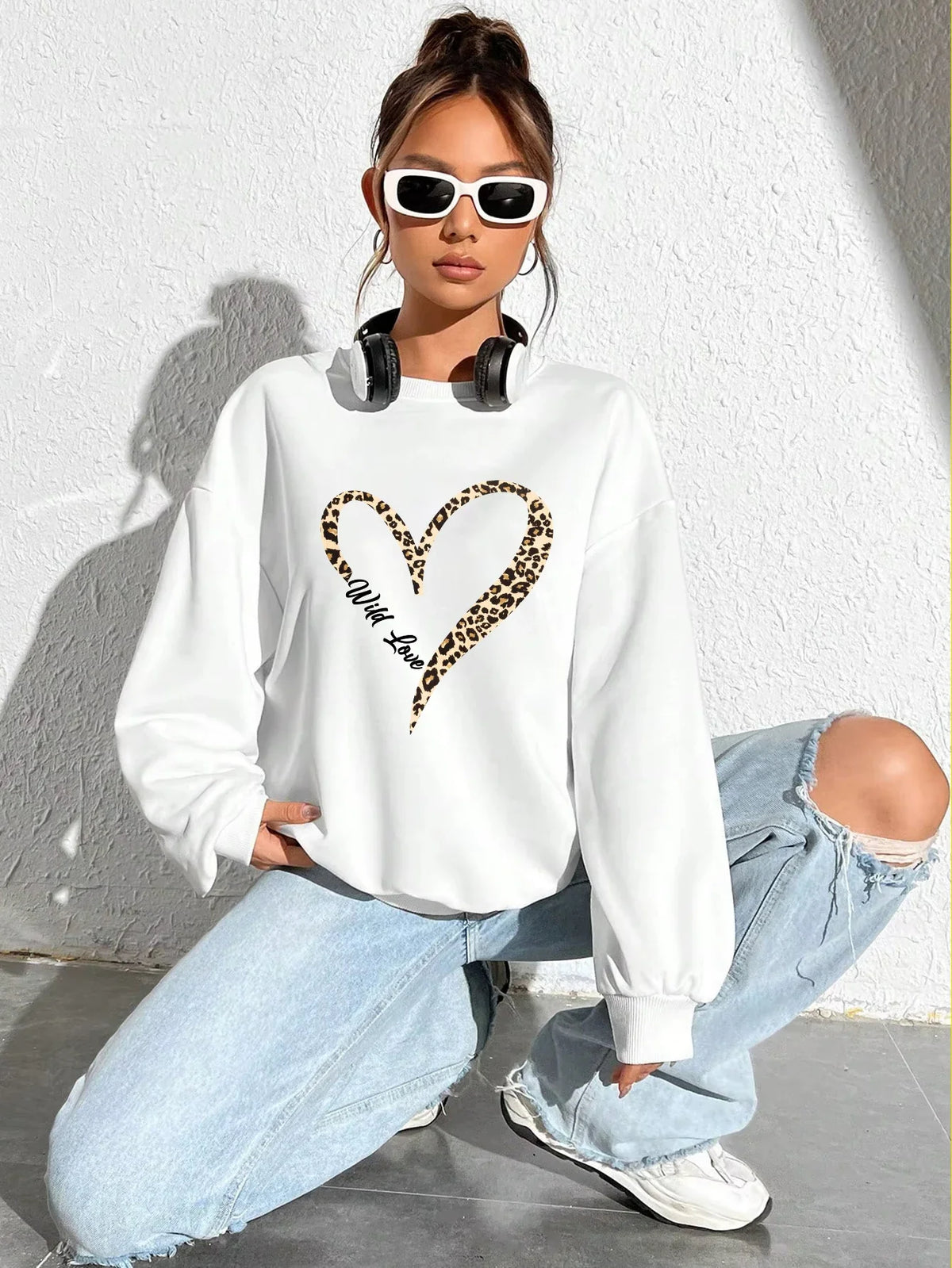 Women's Crew-Neck Long-Sleeve Sweatshirt with Leopard Heart Print