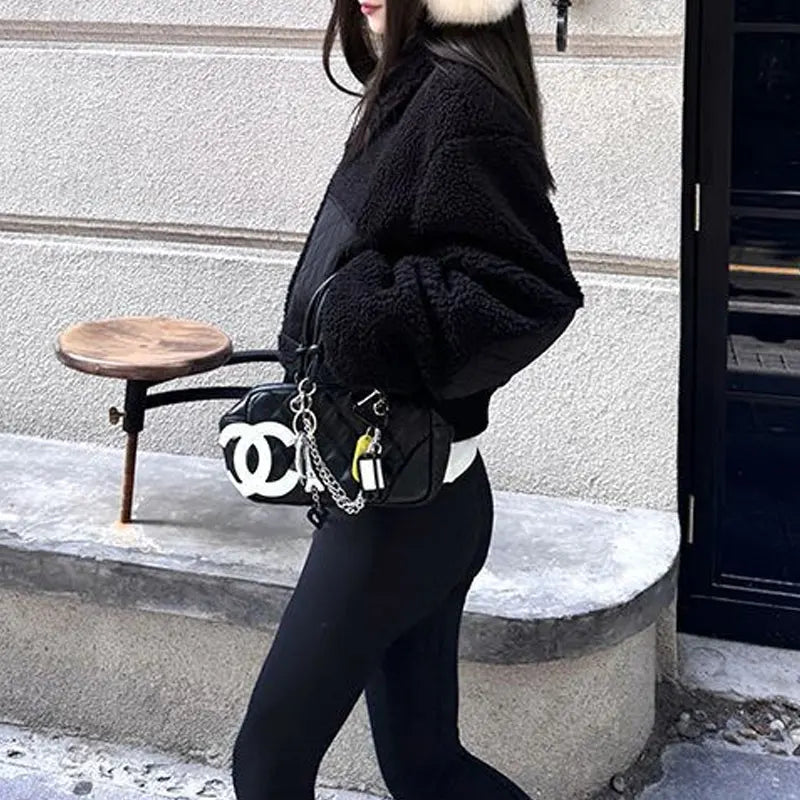 Kurze Damen Teddyjacke aus Plüsch mit Steppdetails und Reißverschluss