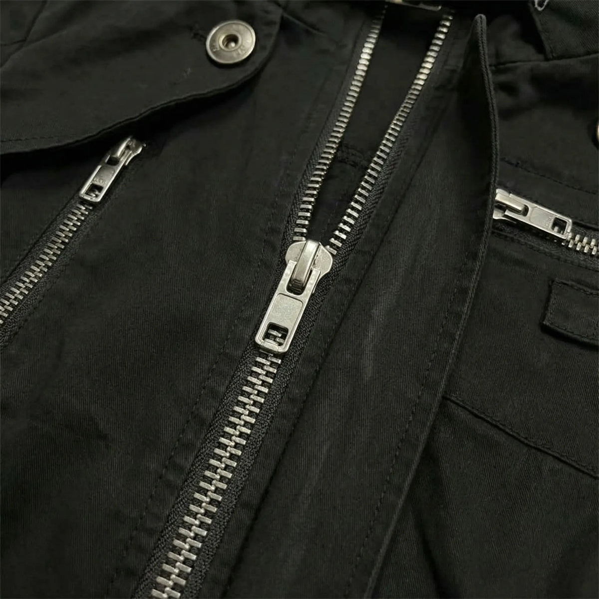 Damen Jacke Schwarz mit Stehkragen, Reißverschlüssen und Zierschnallen