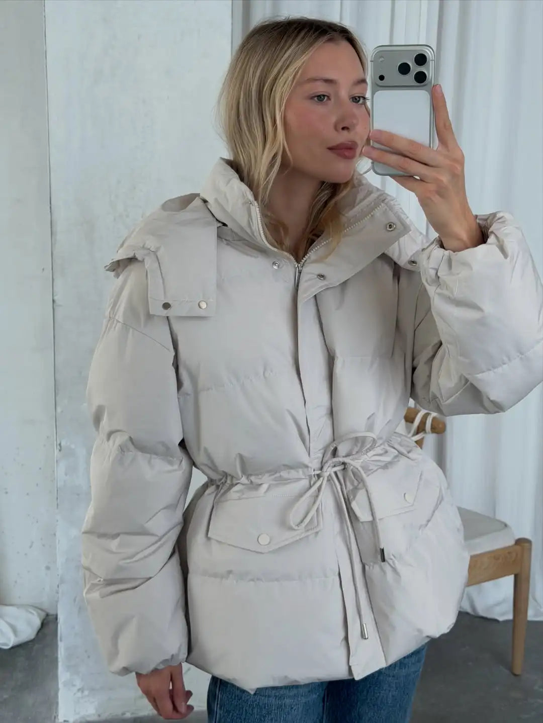 Damen Steppjacke mit Taillenzug und Kapuze – Creme & Rot