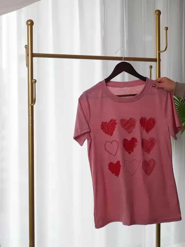 Damen T-Shirt mit Herz-Print – Verspieltes Grafikshirt im Casual-Look, ideal für Alltag und Freizeit