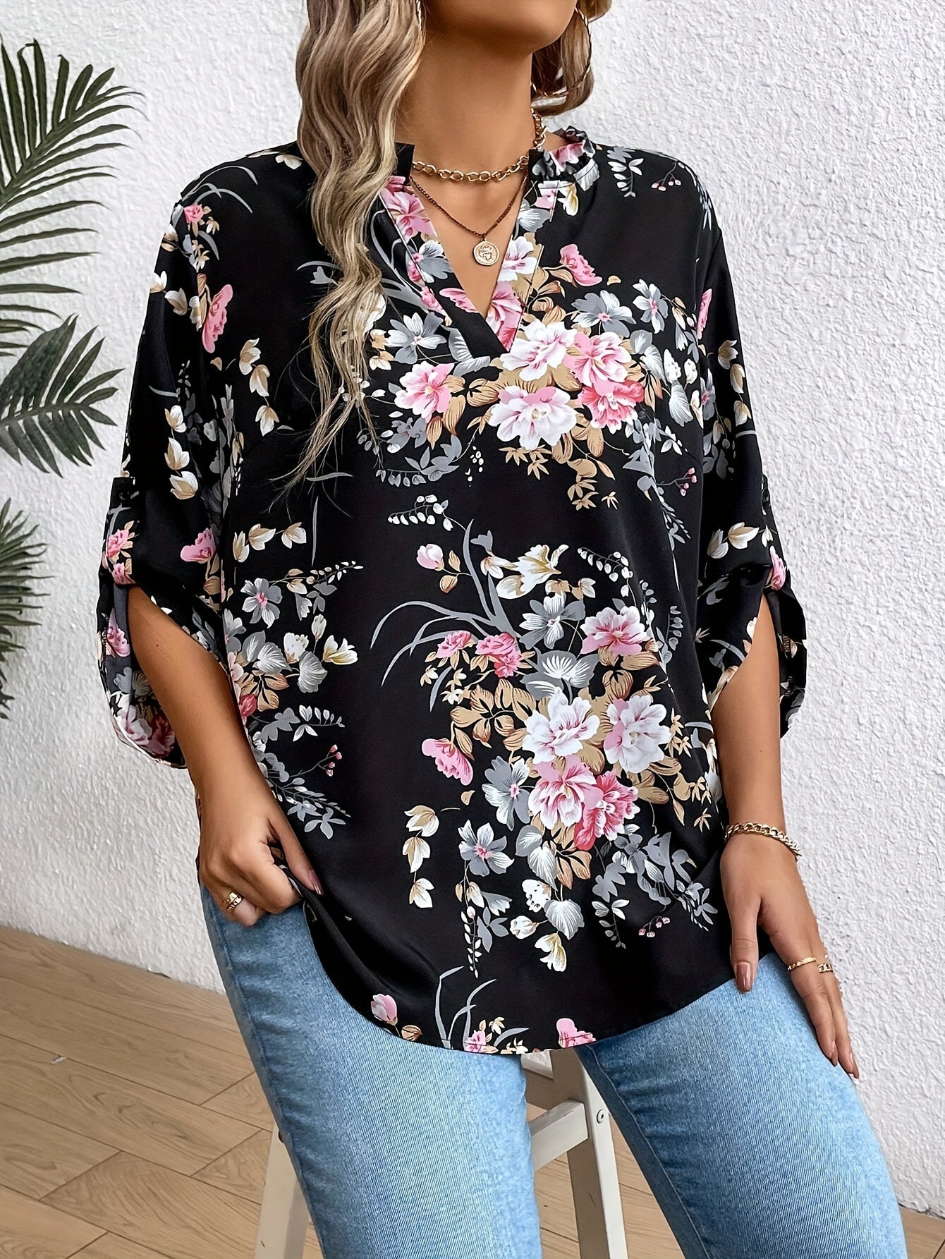 Women's Elegant Blouse with Floral Pattern and V-Neck – Perfect for Everyday & Office