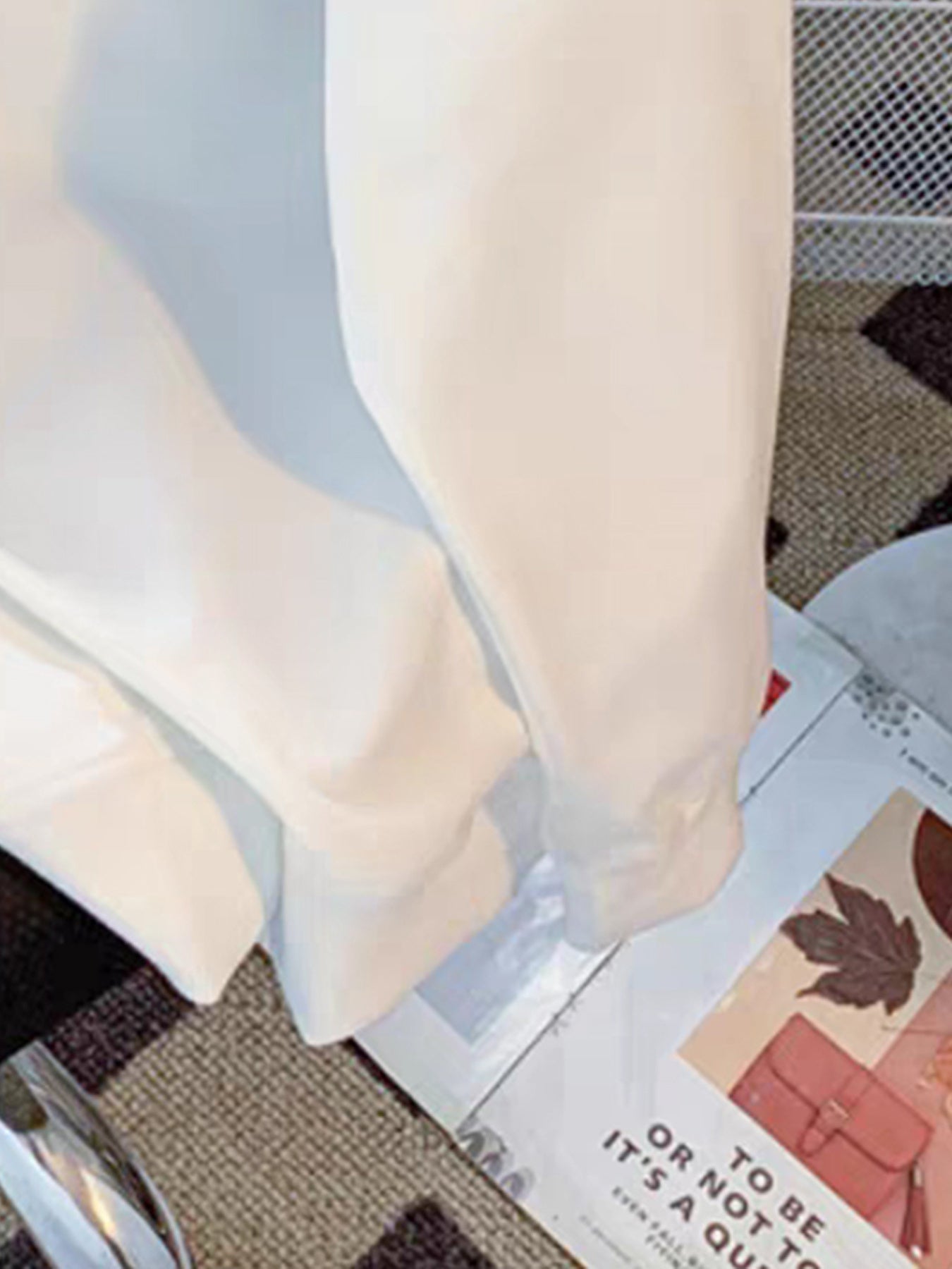Weißer Pullover mit V-Ausschnitt, Streifen und Herz-Detail