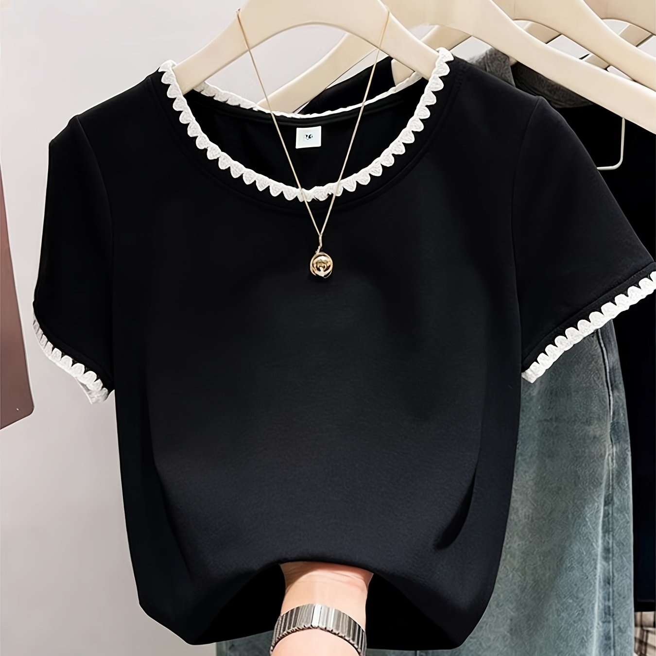 Women's blouse with wave hem and elegant round neckline – stylish casual and office wear
