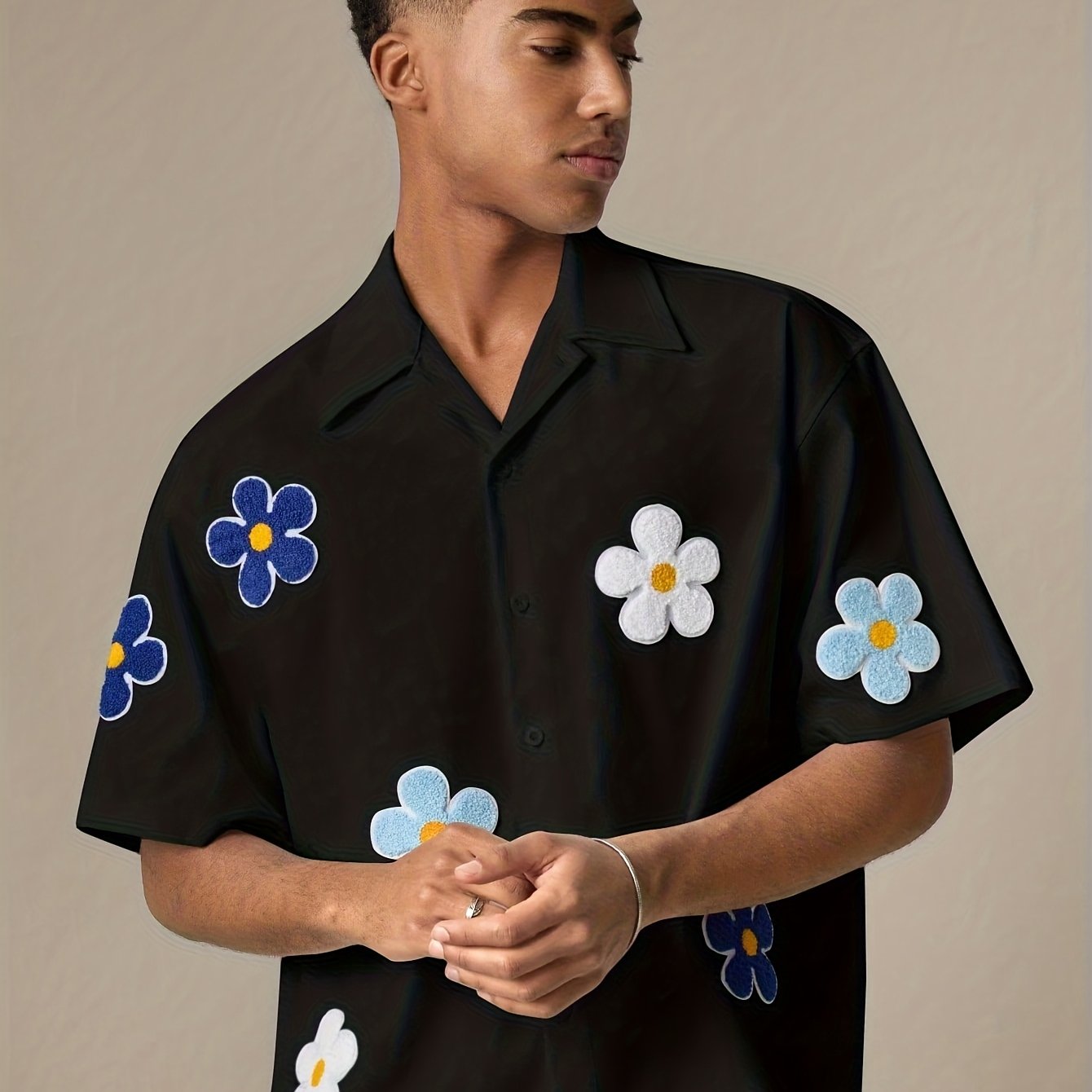 Herren Freizeit Kurzarm-Hemd mit Blumenapplikationen und Camp-Kragen – Modernes Sommer-Design