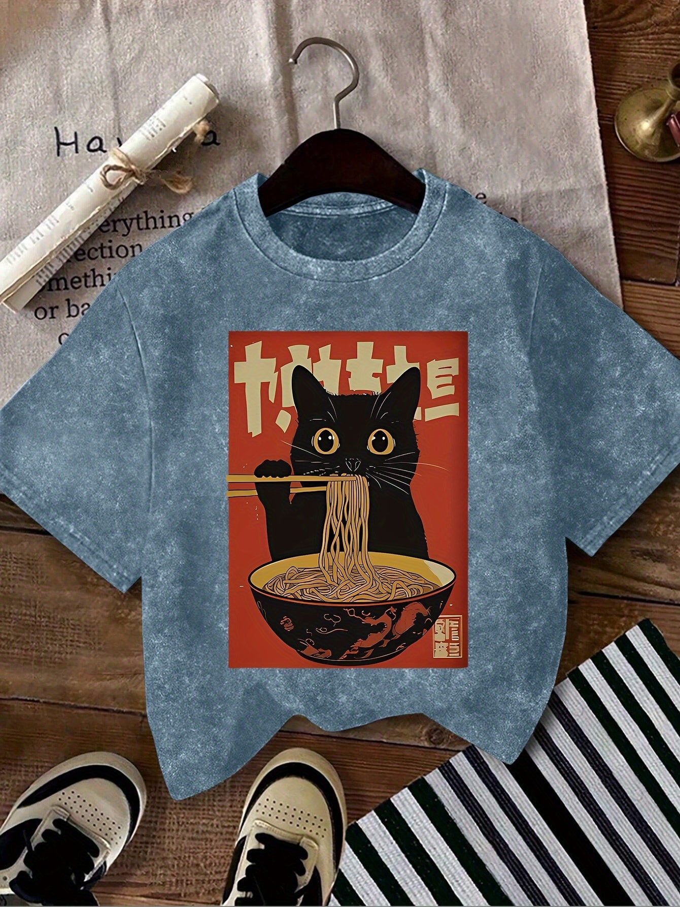 Women's Vintage T-Shirt with Cat and Ramen Print – Funny Graphic Shirt for Casual and Streetwear