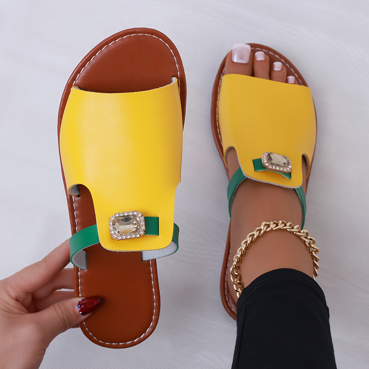Women's slide sandals with gemstones – fashionable flats for everyday and vacation