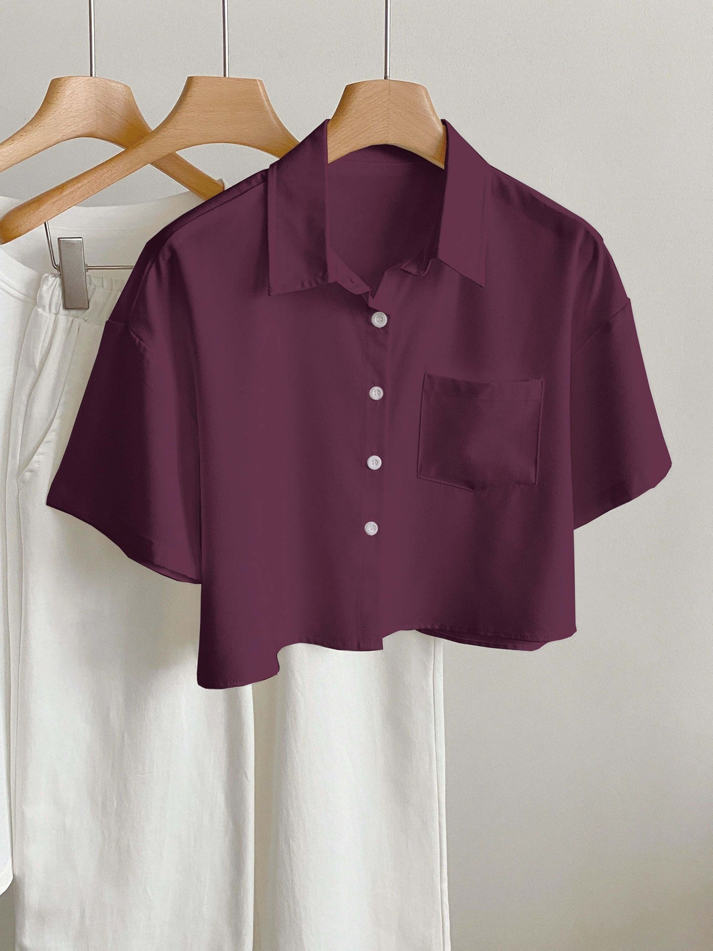 Women's short-sleeve blouse with crop cut and chest pocket – modern casual shirt