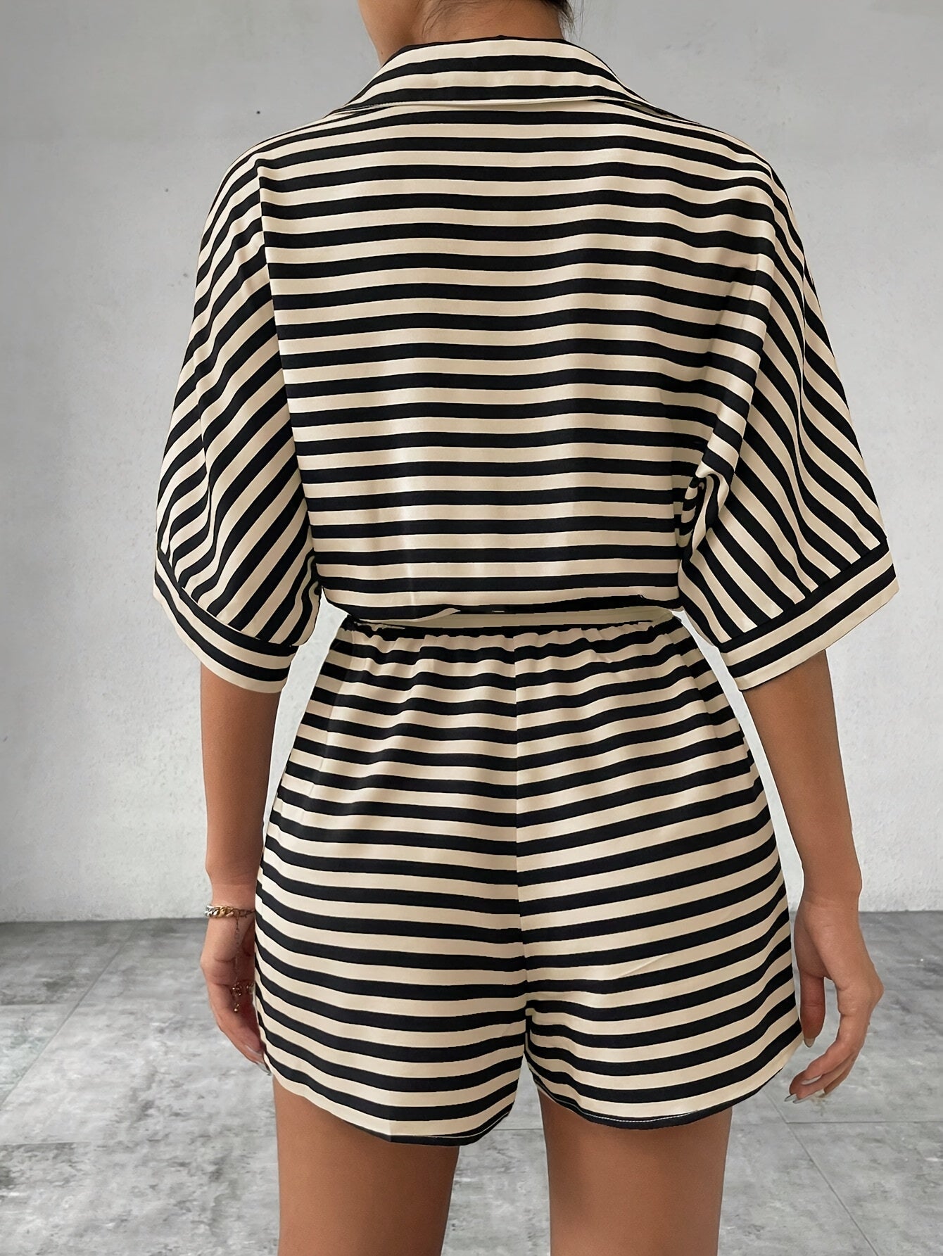 Women's short-sleeve jumpsuit with stripe pattern for leisure and summer