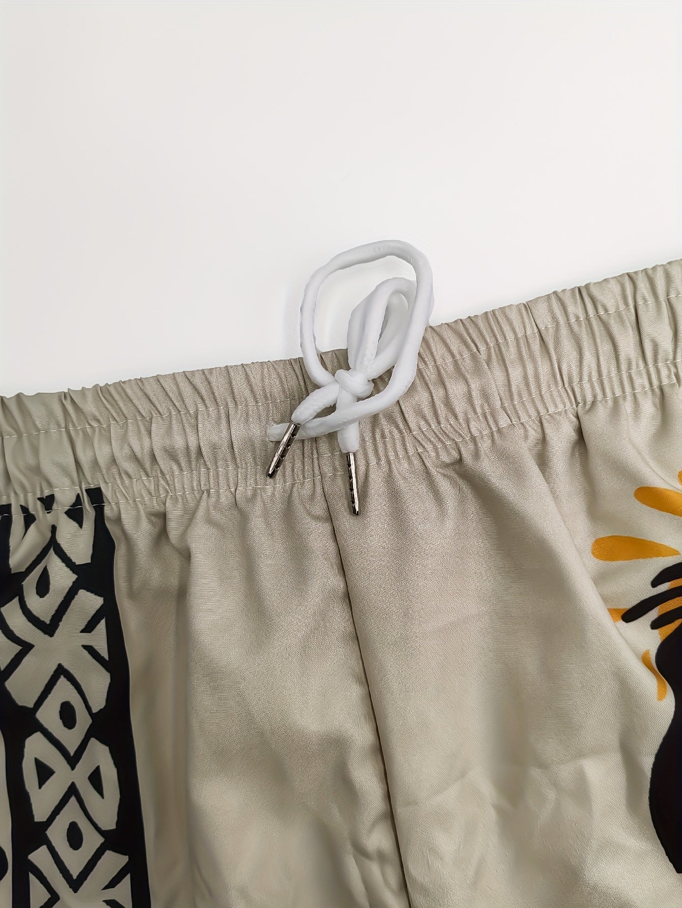 Men's casual shorts with ethnic pattern and flute player motif – summer, vacation & beachwear