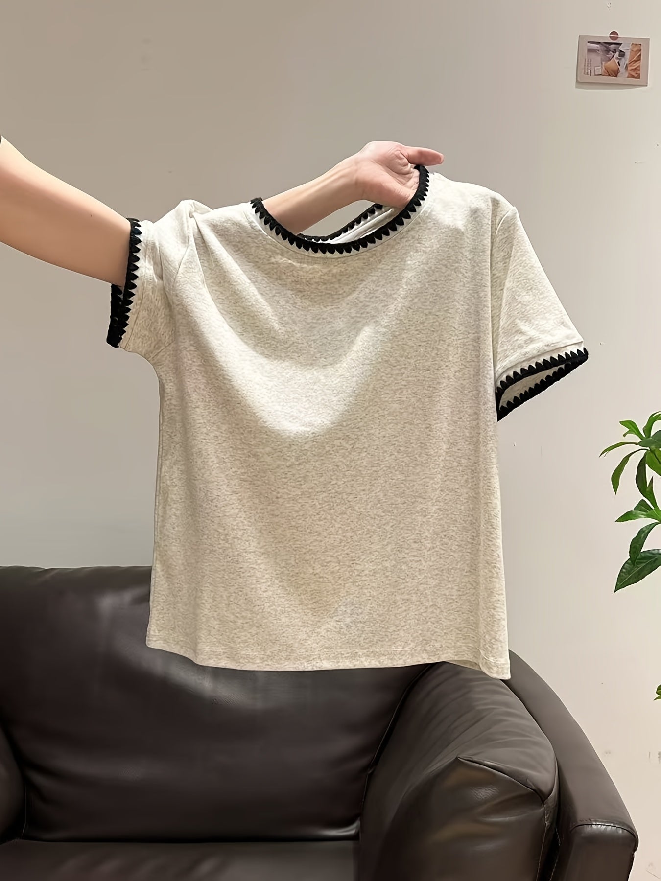 Women's blouse with wave hem and elegant round neckline – stylish casual and office wear