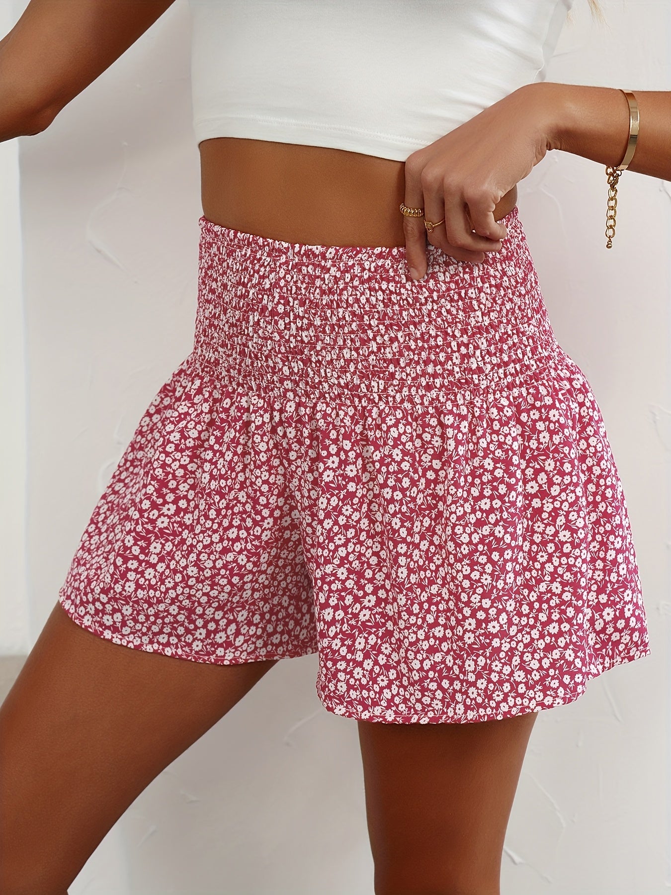 Women's summer shorts with floral pattern and smocked waistband – Casual high waist leisure pants