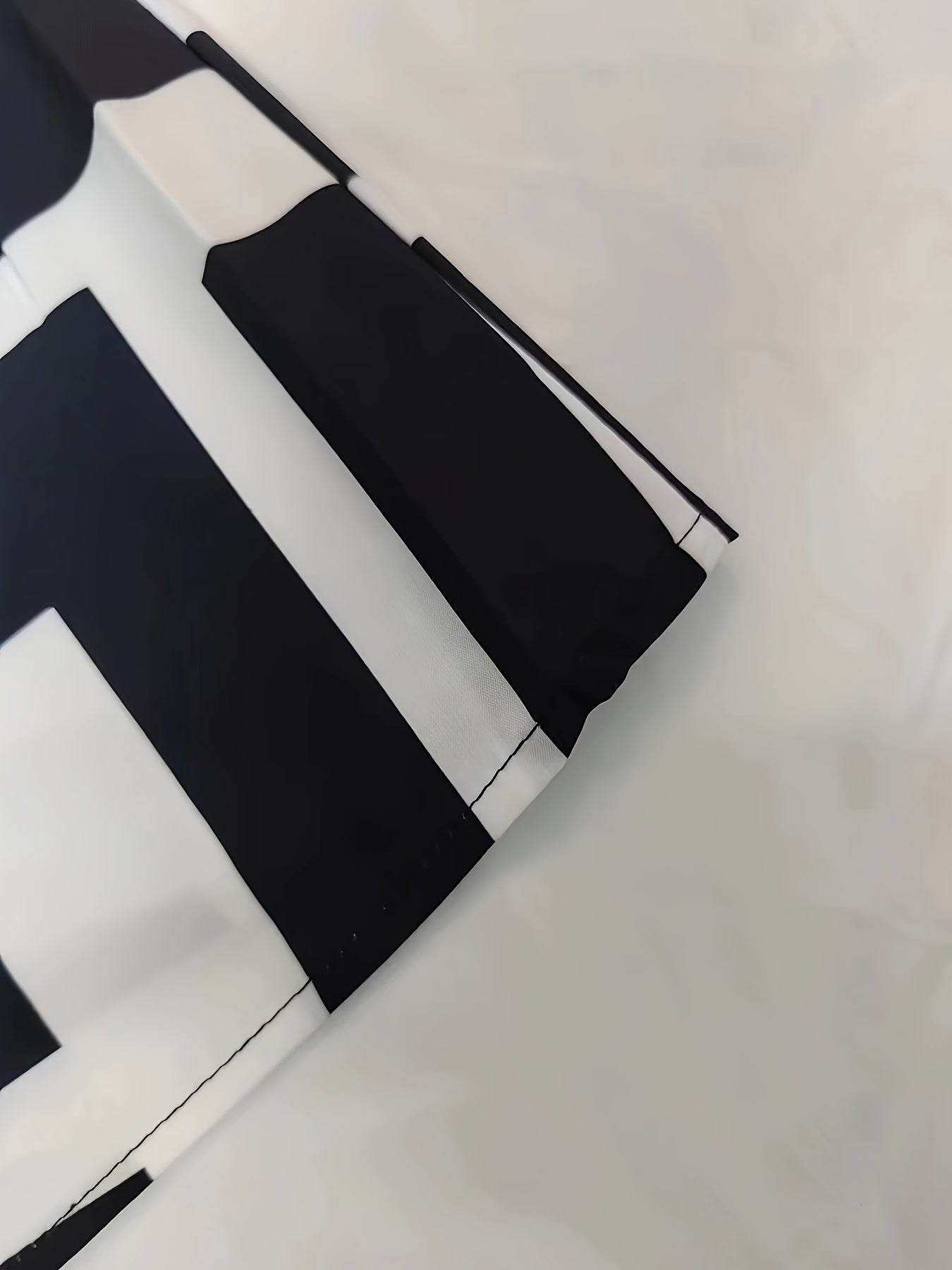 Women's blouse with graphic pattern and V-neck – Elegant style for office and leisure