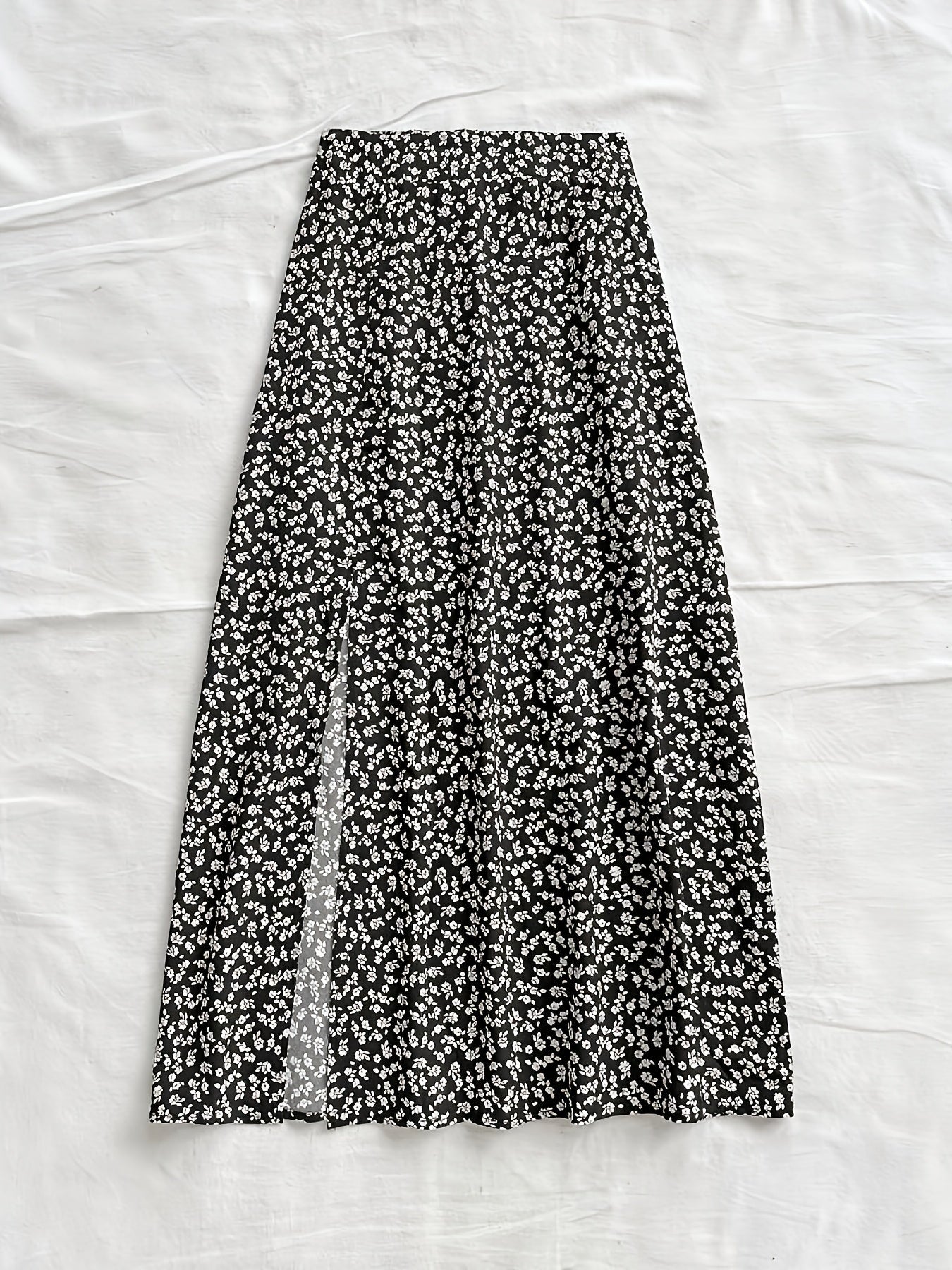 Women's midi skirt with floral pattern and slit – feminine A-line summer skirt for leisure & vacation