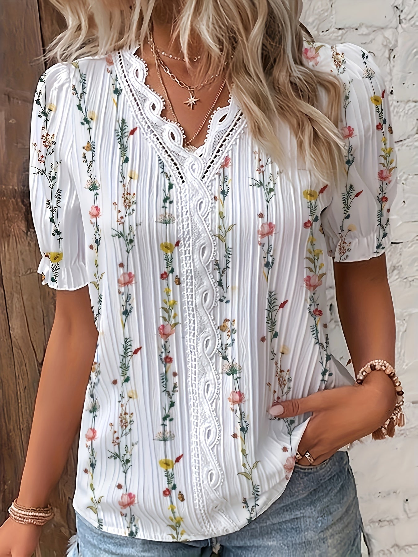 Women's blouse with floral pattern and ruffled collar – elegant summer style for leisure and everyday wear