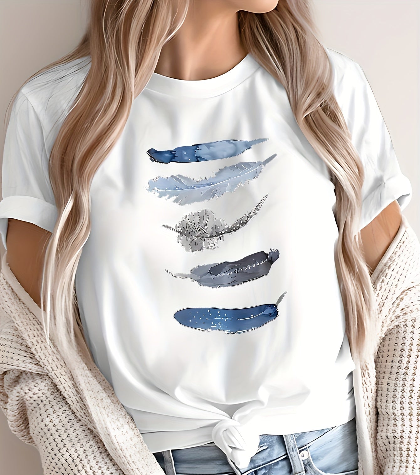 Damen T-Shirt mit künstlerischem Feder-Print, lässiges Design für Alltag und Freizeit