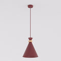 Bordeauxrode hanglamp met conische kap en houten accent, opgehangen aan een dunne stang met plafondplaat