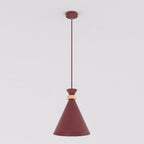 Bordeauxrode hanglamp met conische kap en houten accent, opgehangen aan een dunne stang met plafondplaat