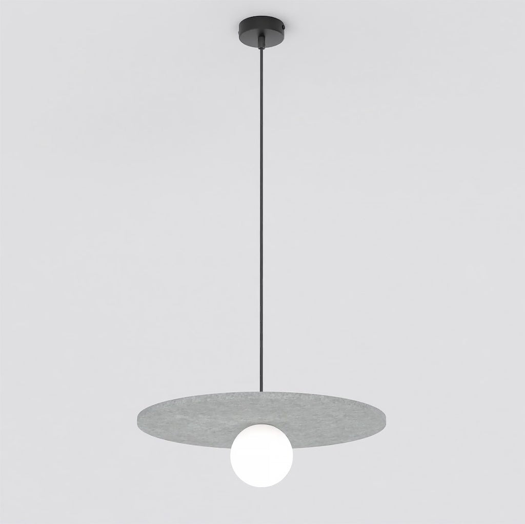 Hanglamp met ronde grijze viltkap en witte bol aan een dunne zwarte pendel met zwarte plafondplaat