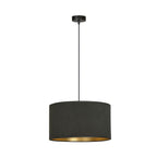 Zwarte hanglamp met stoffen cilinderkap en gouden binnenzijde aan een dun zwart snoer met ronde plafondplaat