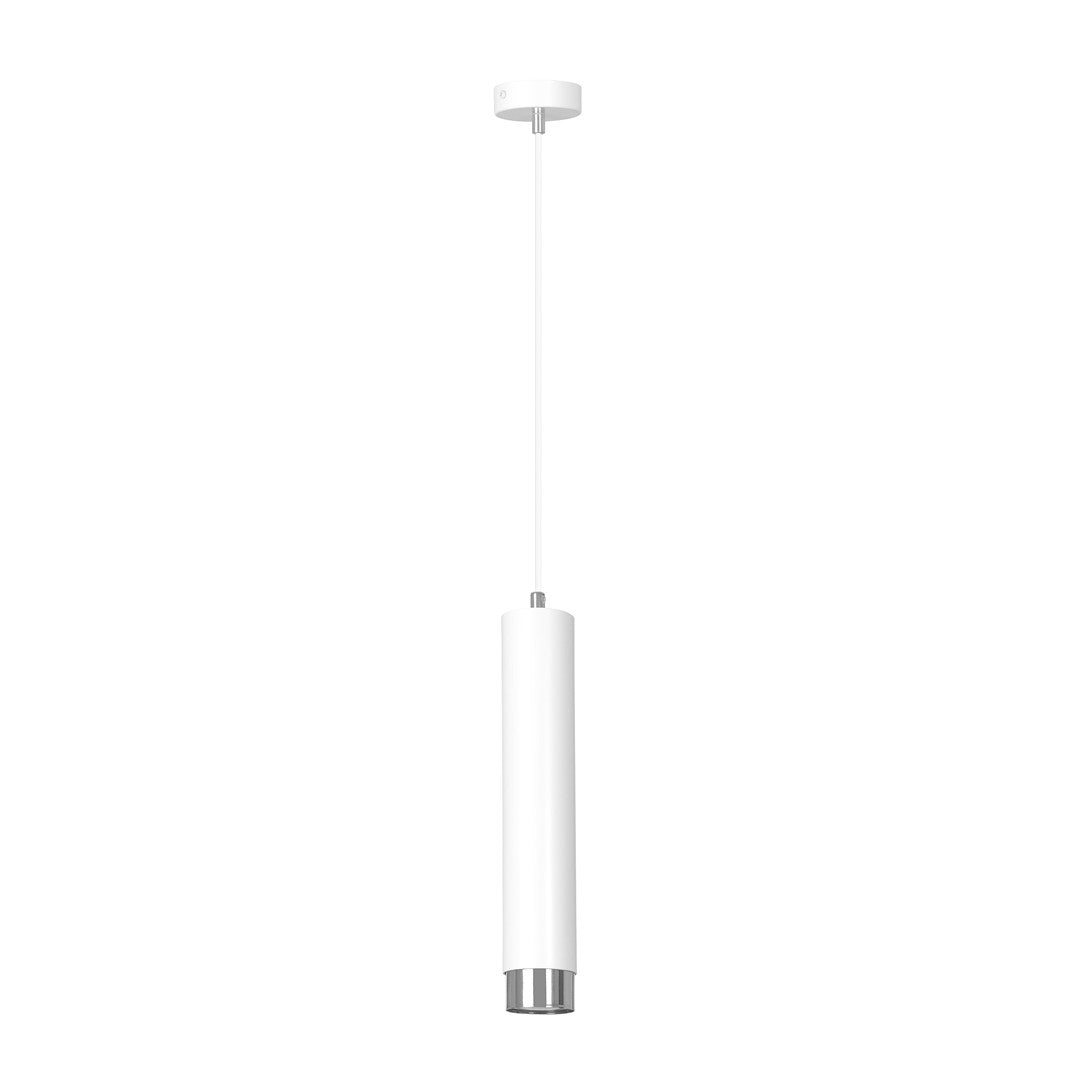 Witte buisvormige hanglamp met chromen rand onderaan, opgehangen aan een dun snoer en witte plafondplaat