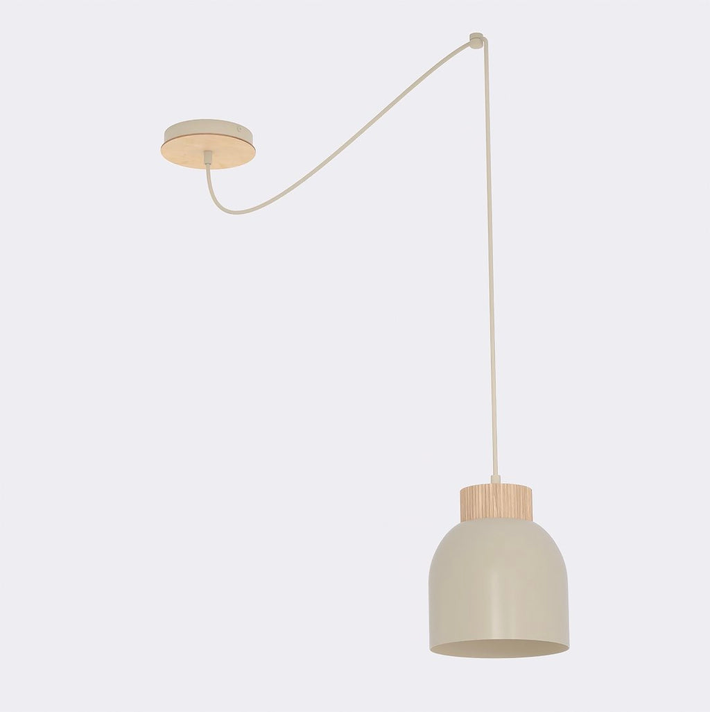 Beige hanglamp met matte metalen kap en houten rand, opgehangen met een lang snoer aan een ronde houten plafondplaat