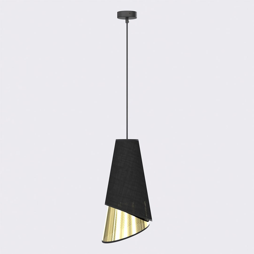 Zwarte hanglamp met schuine gelaagde kap en gouden geperforeerde binnenzijde, opgehangen aan een dunne stang
