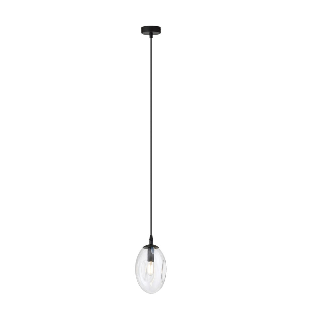 Zwarte hanglamp met ovale transparante glazen kap en zwart plafondplaatje aan een dun snoer