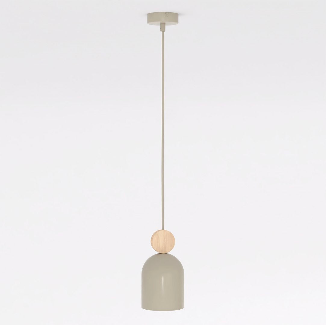 Beige hanglamp met capsulevormige kap en rond houten accent aan een dun snoer met beige plafondplaat