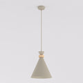 Beige koepelvormige hanglamp met houten accent en dunne stang tegen een lichte achtergrond