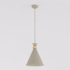 Beige koepelvormige hanglamp met houten accent en dunne stang tegen een lichte achtergrond