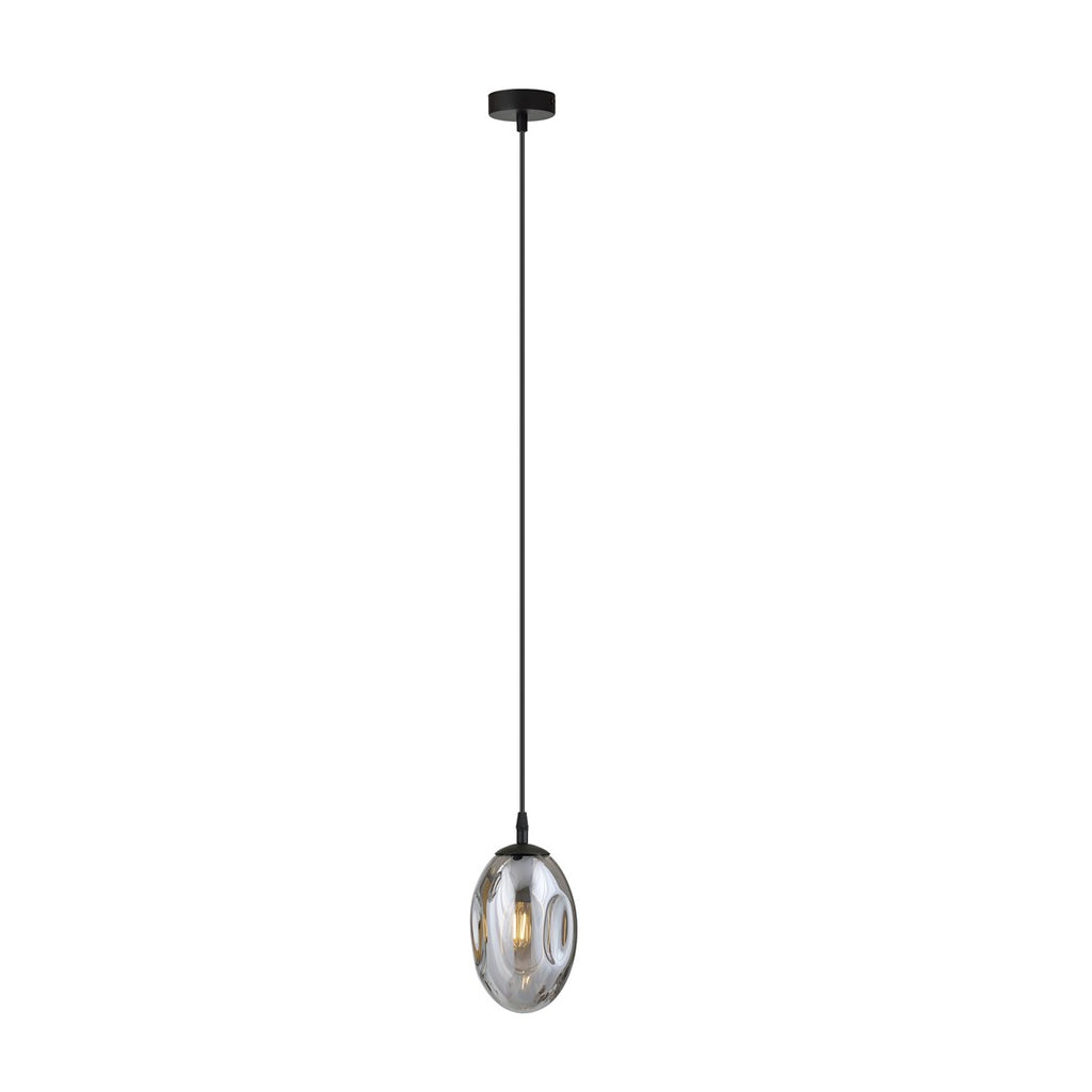 Zwarte hanglamp met ovale grafietkleurige glazen kap en dun zwart snoer aan een ronde plafondplaat