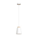 Witte hanglamp met conische kap en houten accent aan een wit snoer, met witte plafondkap met houtrand