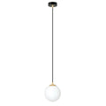Hanglamp met ronde witte glazen kap, gouden details en zwart plafondplateau aan een dun zwart snoer