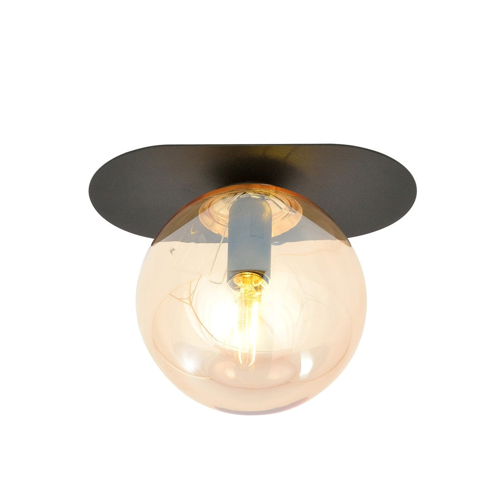Zwarte ovale plafondlamp met ronde amberkleurige glazen kap en brandende lichtbron
