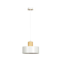 Witte hanglamp met ronde stalen kap en houten accent aan een wit snoer en witte plafondplaat