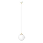 Witte hanglamp met ronde glazen kap en gouden accent aan een dun wit snoer en ronde witte plafondplaat