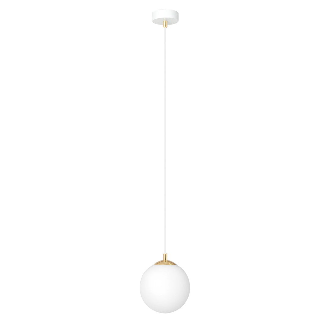 Witte hanglamp met ronde glazen kap en gouden accent aan een dun wit snoer en ronde witte plafondplaat