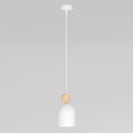 Witte hanglamp met capsulevormige kap en rond houten accent aan een wit snoer en plafondplaat
