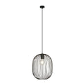 Zwarte hanglamp met ovale draadkap en zichtbare heldere lamp aan een dun zwart snoer