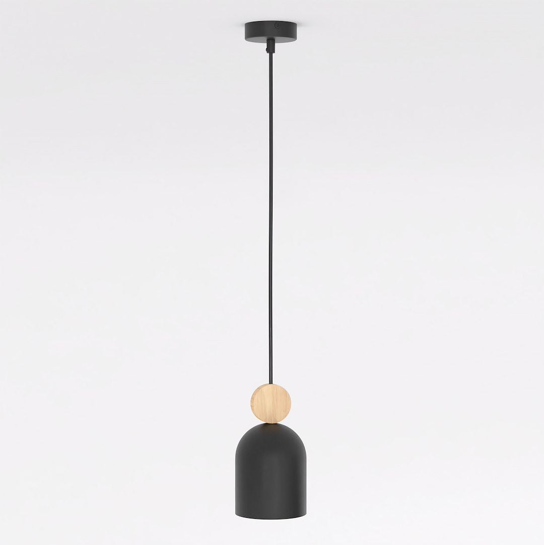 Zwarte capsulevormige hanglamp met rond houten accent aan een dunne zwarte pendel tegen een lichte achtergrond