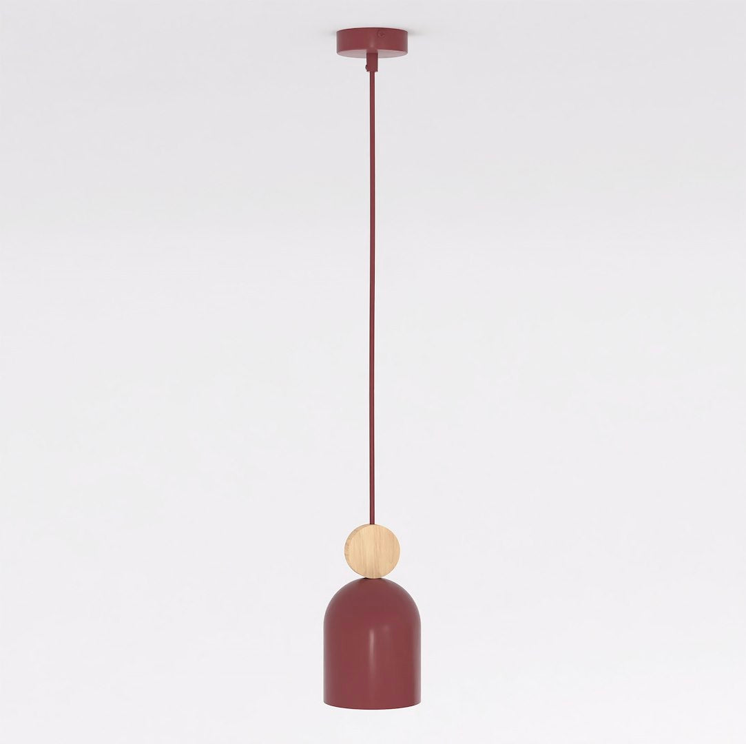Bordeauxrode hanglamp met capsulevormige kap en rond houten accent aan een dun snoer