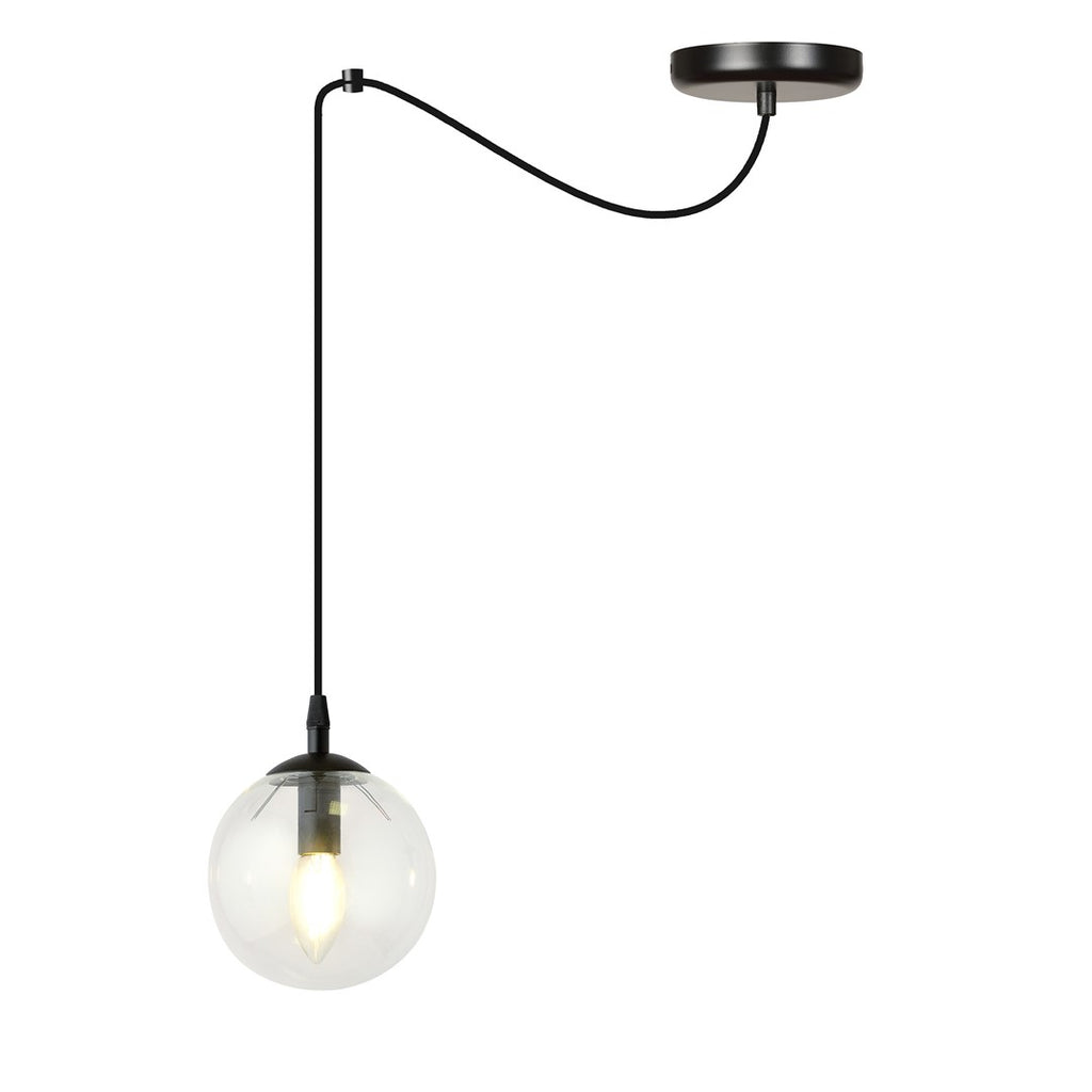 Zwarte hanglamp met transparante glazen bol en zichtbare lichtbron, opgehangen aan een zwart snoer met plafondplaat