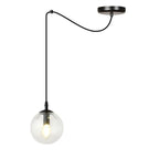 Zwarte hanglamp met transparante glazen bol en zichtbare lichtbron, opgehangen aan een zwart snoer met plafondplaat