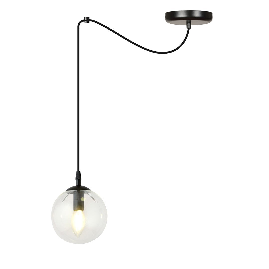 Zwarte hanglamp met transparante glazen bol en zichtbare lichtbron, opgehangen aan een zwart snoer met plafondplaat